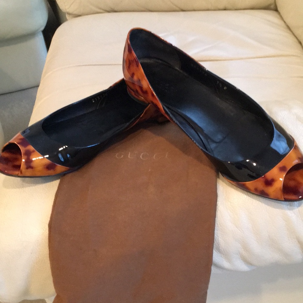 Gucci open toe flats